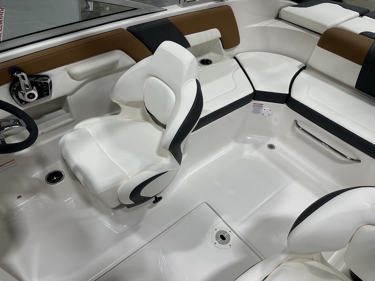 2024 Chaparral SSI 23 SPORT. 300hp 6.2 V8 Bravo 3! Wakeboard tower! - Photo 12
